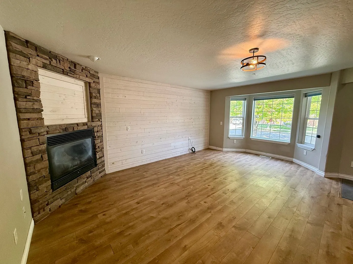 Gorgeous 4 Bed/2.5 Bath in Lower Miller Creek — Photo 4