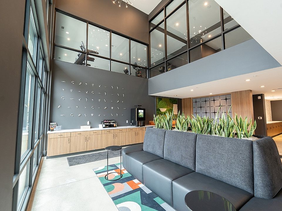 4th & 5th Lobby Seating & Gym