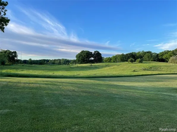 1383 E Predmore Rd, Oakland, MI 48363