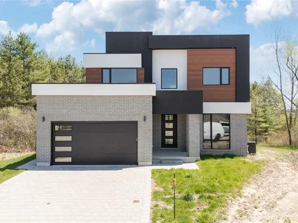204 Merritt Ct, North Middlesex, ON N0M 2K0
