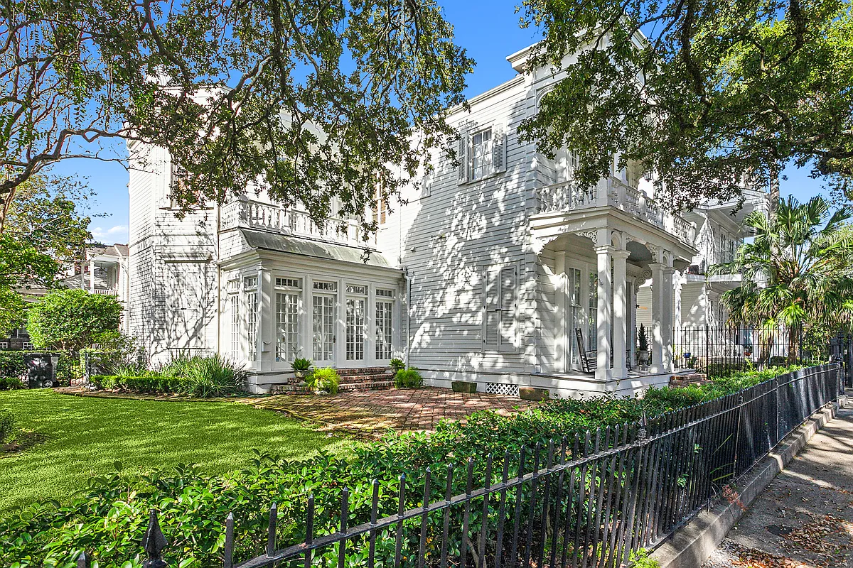 Building Photo - 2625 Saint Charles Ave #0