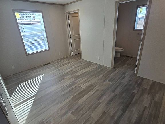 4th image of 4809 W Windsor Rd #D05