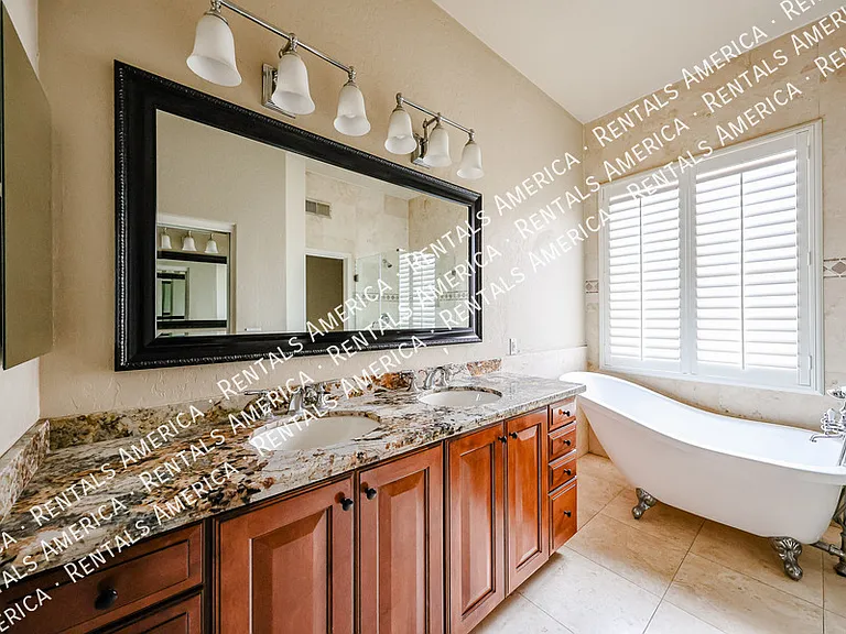 2211 W Olive Way — Photo 30