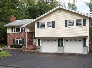3 Peggy Ln, Salem, NH 03079