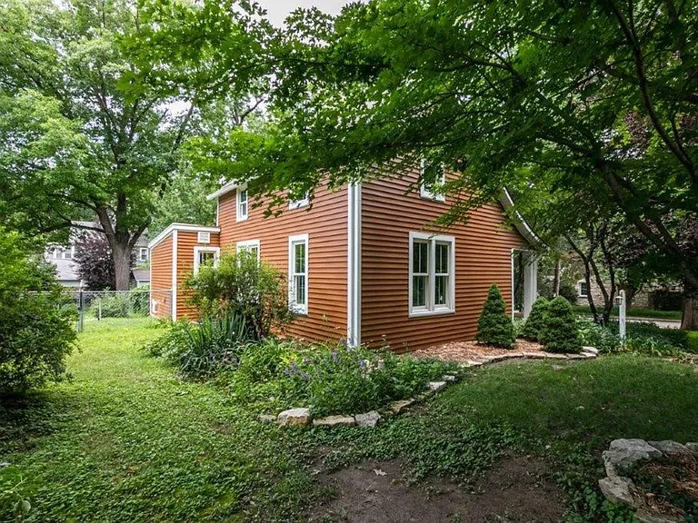 1800 Poyntz Ave — Photo 3