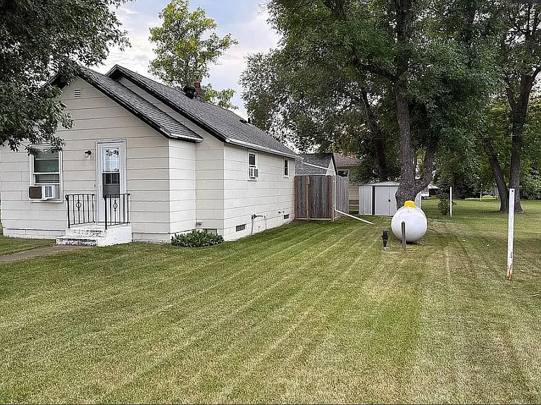 102 10th St SW — Photo 2