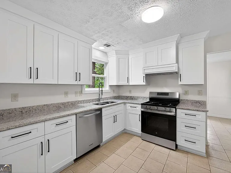 6898 Babbling Brook Dr — Photo 4