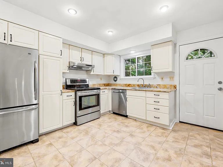 412 Yorkshire Rd — Photo 10