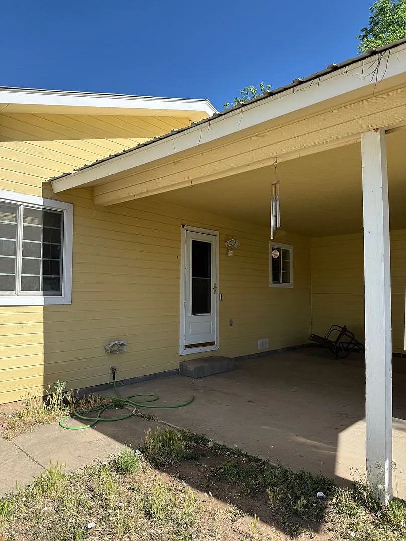 3 bed, large yard — Photo 2