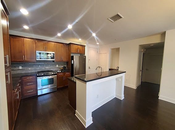 3rd image of 2349 Jefferson St Unit 125
