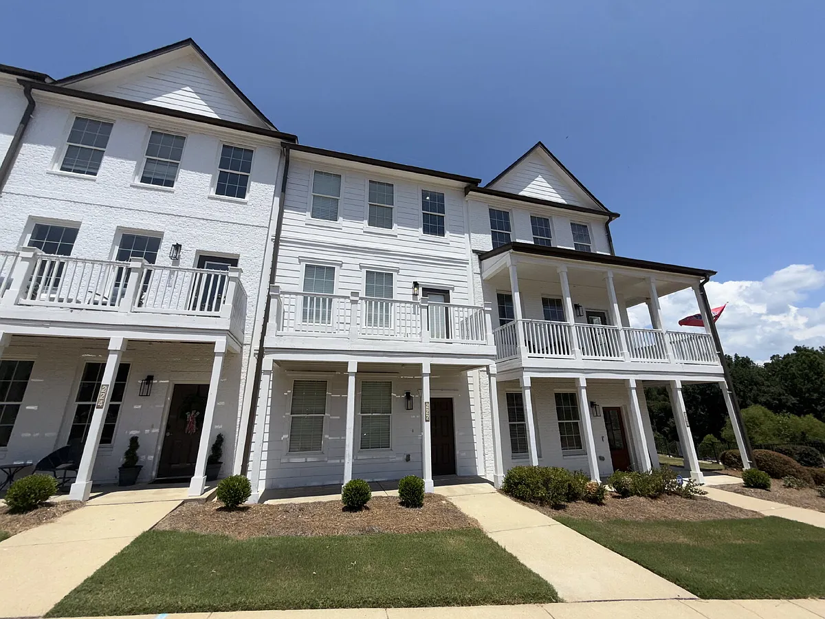 Building Photo - 222 Town Center Dr