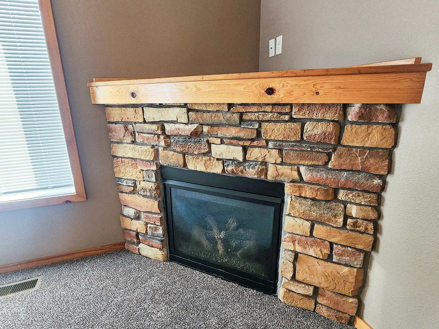 3 bed, 1900 sqft, $1,755 — Photo 2