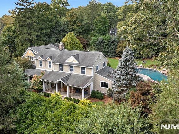 3rd image of 85 Vanderbeck Lane