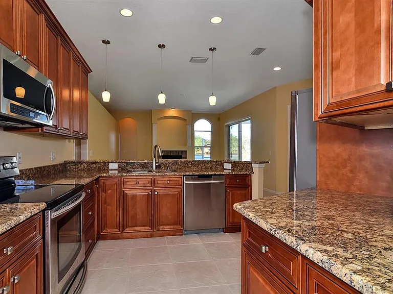4305 Round Lake Ct — Photo 9