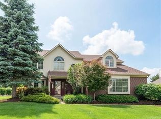 7995 Turnberry Dr, Whitmore Lake, MI 48189