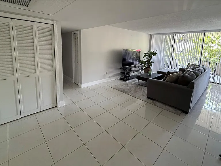 859 Jeffery St #1040 — Photo 11
