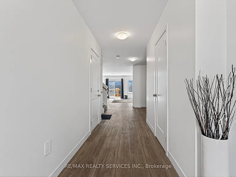 95 Queensbrook Cres — Photo 2