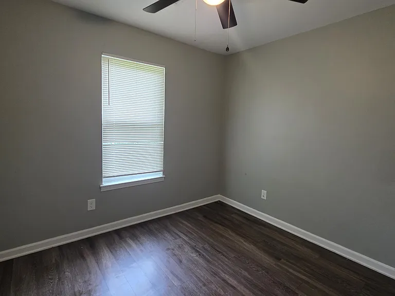 2504 Redvers Ave — Photo 18