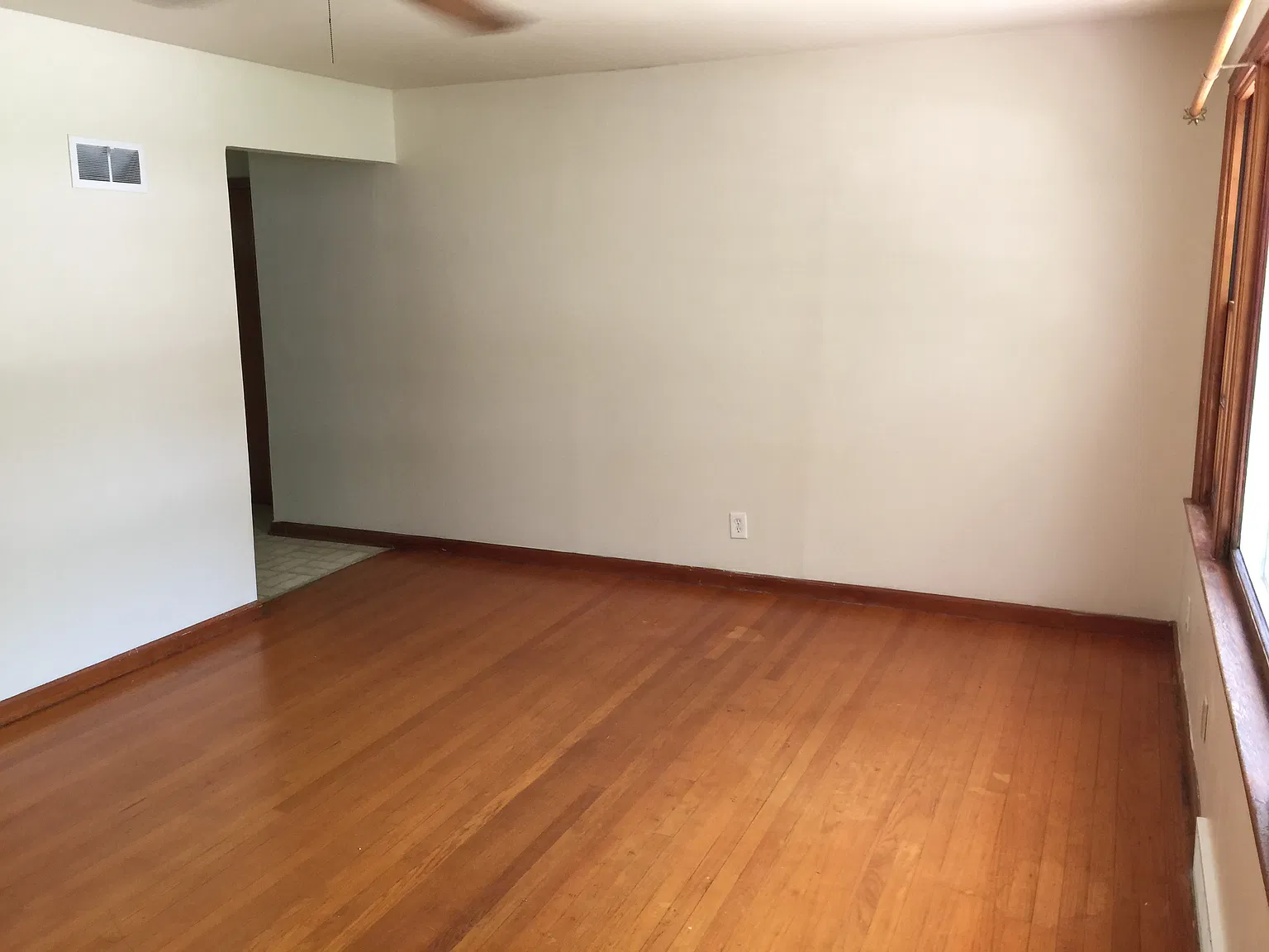 3 bed, 1046 sqft, $1,100 — Photo 2