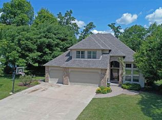 704 Sunset Ct, Waupaca, WI 54981