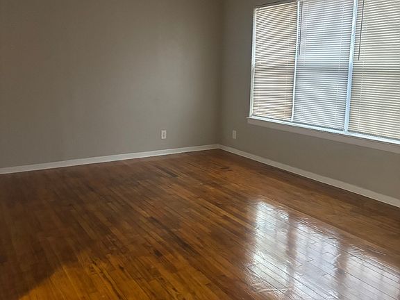2nd image of 25 Macarthur Dr APT A