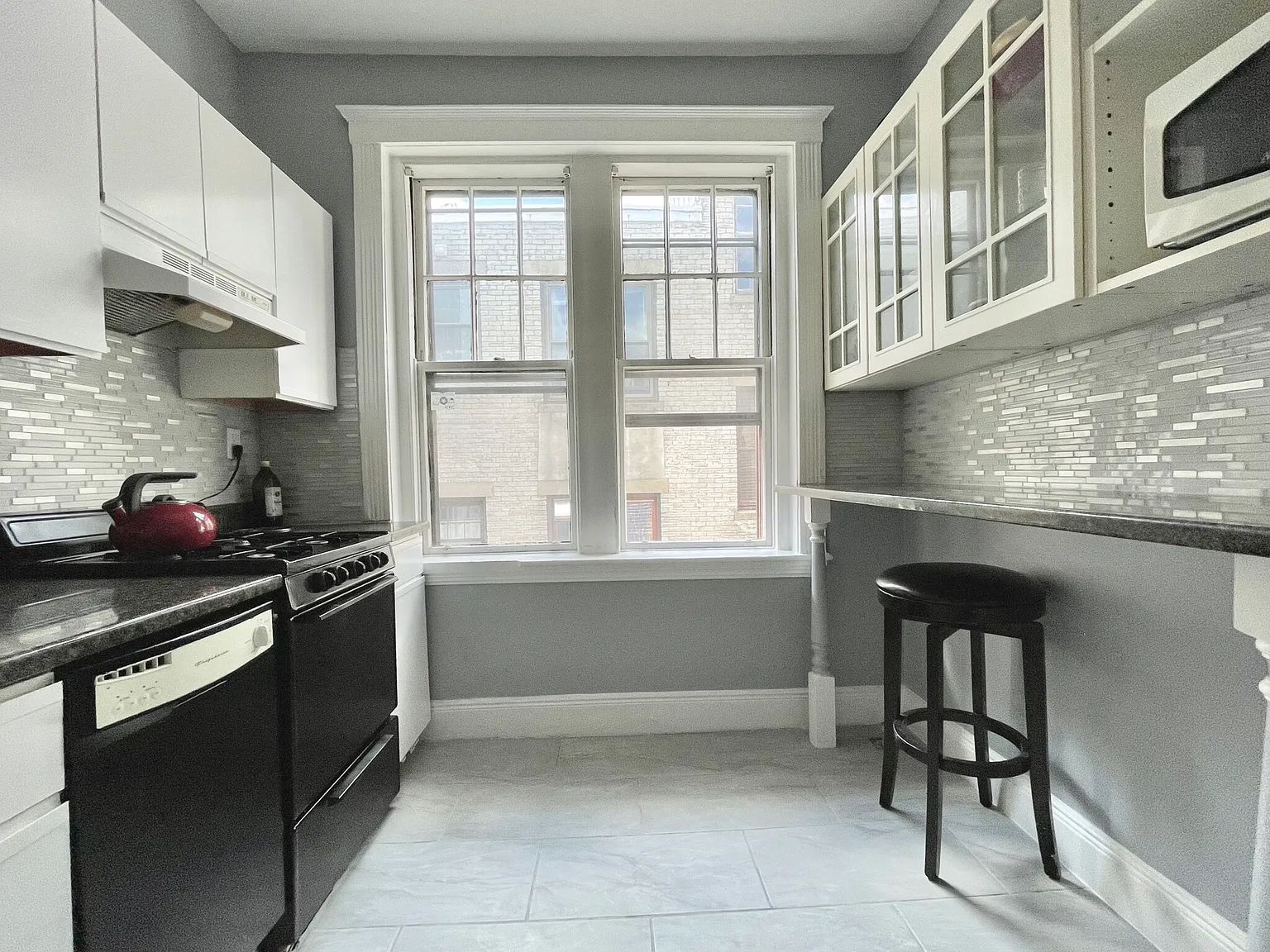 2 bed, 1.0 bath, 700 sqft, $3,000 — Photo 2
