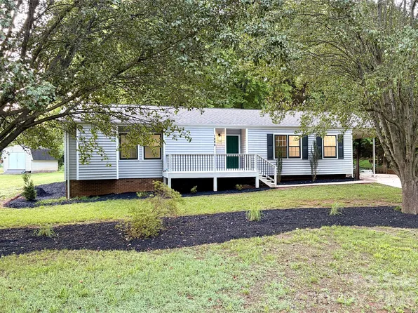 1880 Woodridge Cir, Hickory, NC 28602