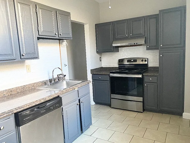 2705 Hampshire Rd — Photo 2