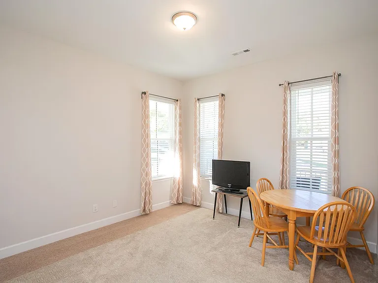 605 Quiet Cir — Photo 10