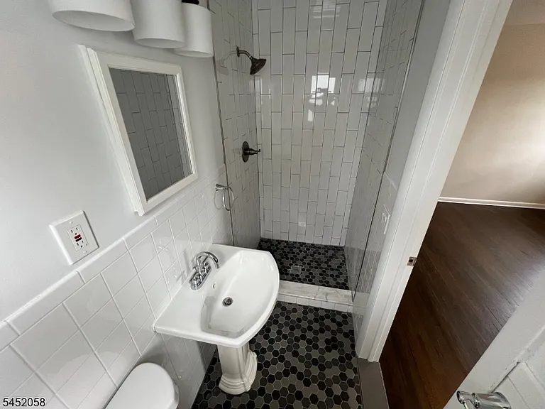 1006 Gifford Ct — Photo 9