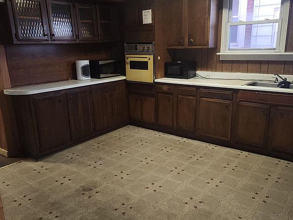 3rd image of 536 E Norwegian St