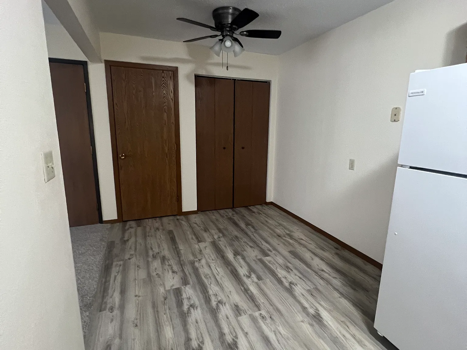 922 N Benton Dr — Photo 3