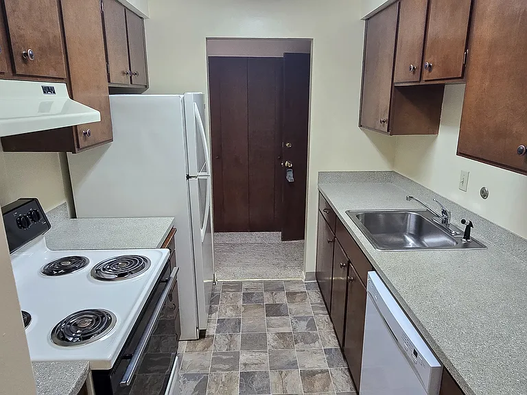 Highlands Apartments — Photo 1