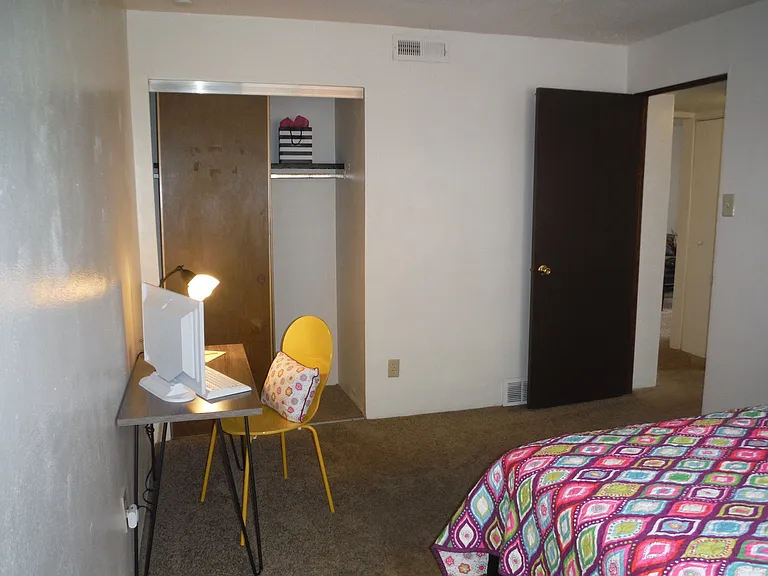 Evergreen Manor Apartments — Photo 17