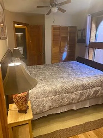 Bedroom with queen size bed