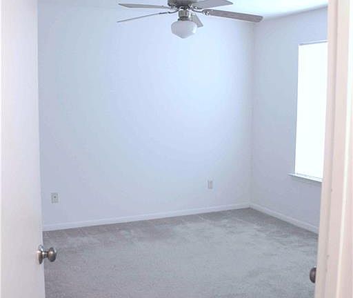 5th image of 905 Balcones Dr APT 102