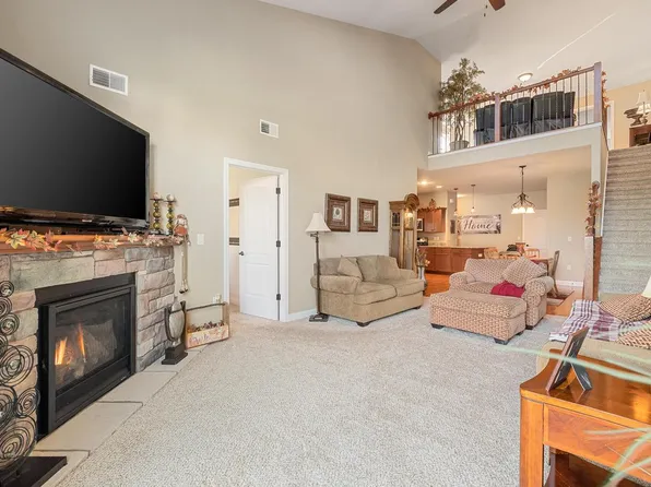 532 Cedar Bluffs WAY, Slinger, WI 53086