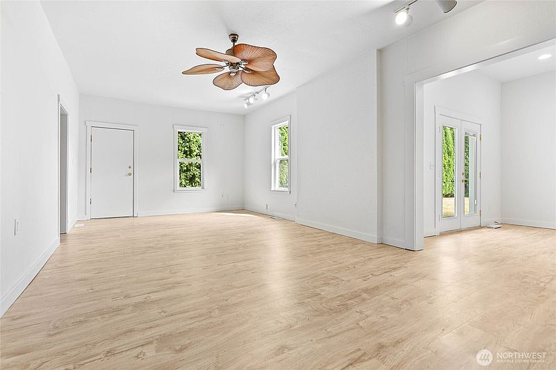 4th image of 2140 Harris Avenue