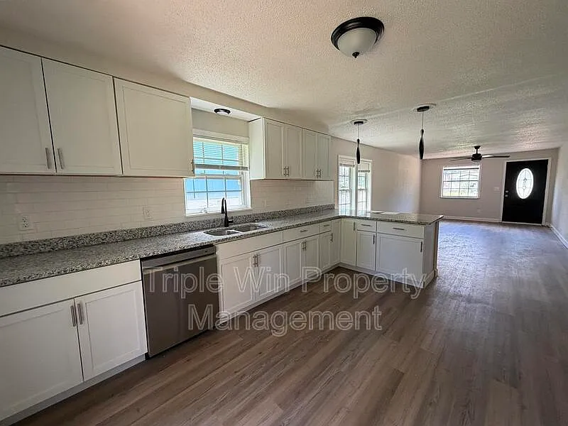 3 bed, 2.0 bath, 1184 sqft, $1,600 — Photo 3