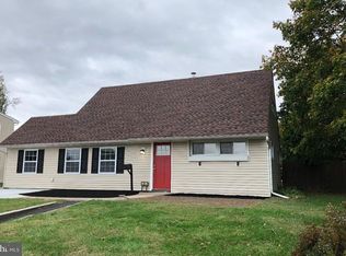 2 Crown Rd, Levittown, PA 19057
