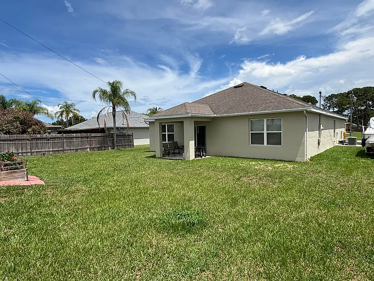 1169 SW Hunnicut Ave — Photo 2