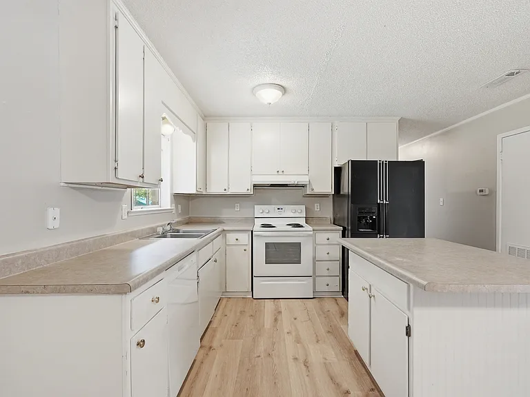 90 Andrews Ave — Photo 17