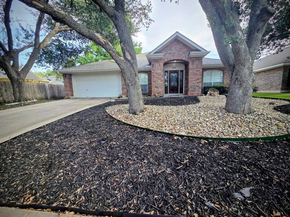 9018 Marthas Dr
