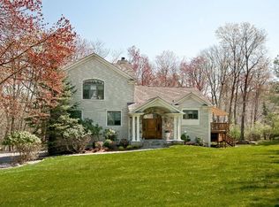 25 Crestview Dr, Pleasantville, NY 10570