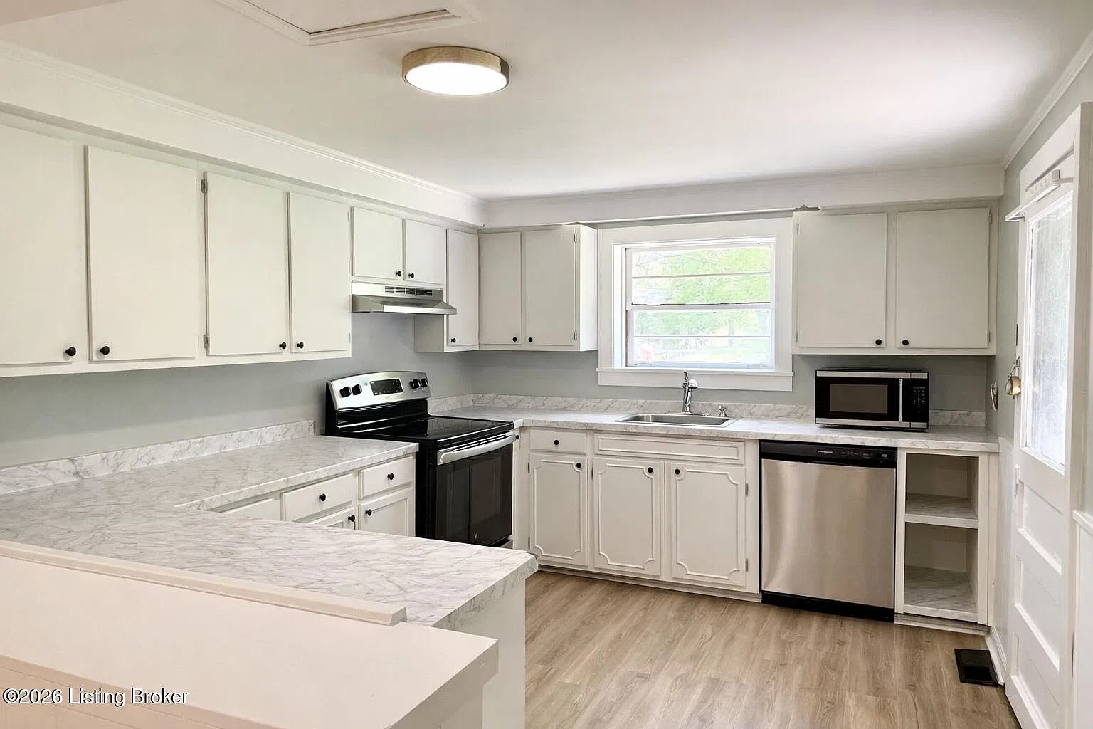 3 bed, 2.0 bath, 1856 sqft, $2,250 — Photo 3