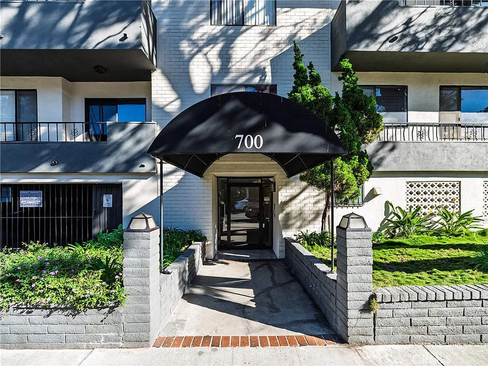 700 Westmount Dr