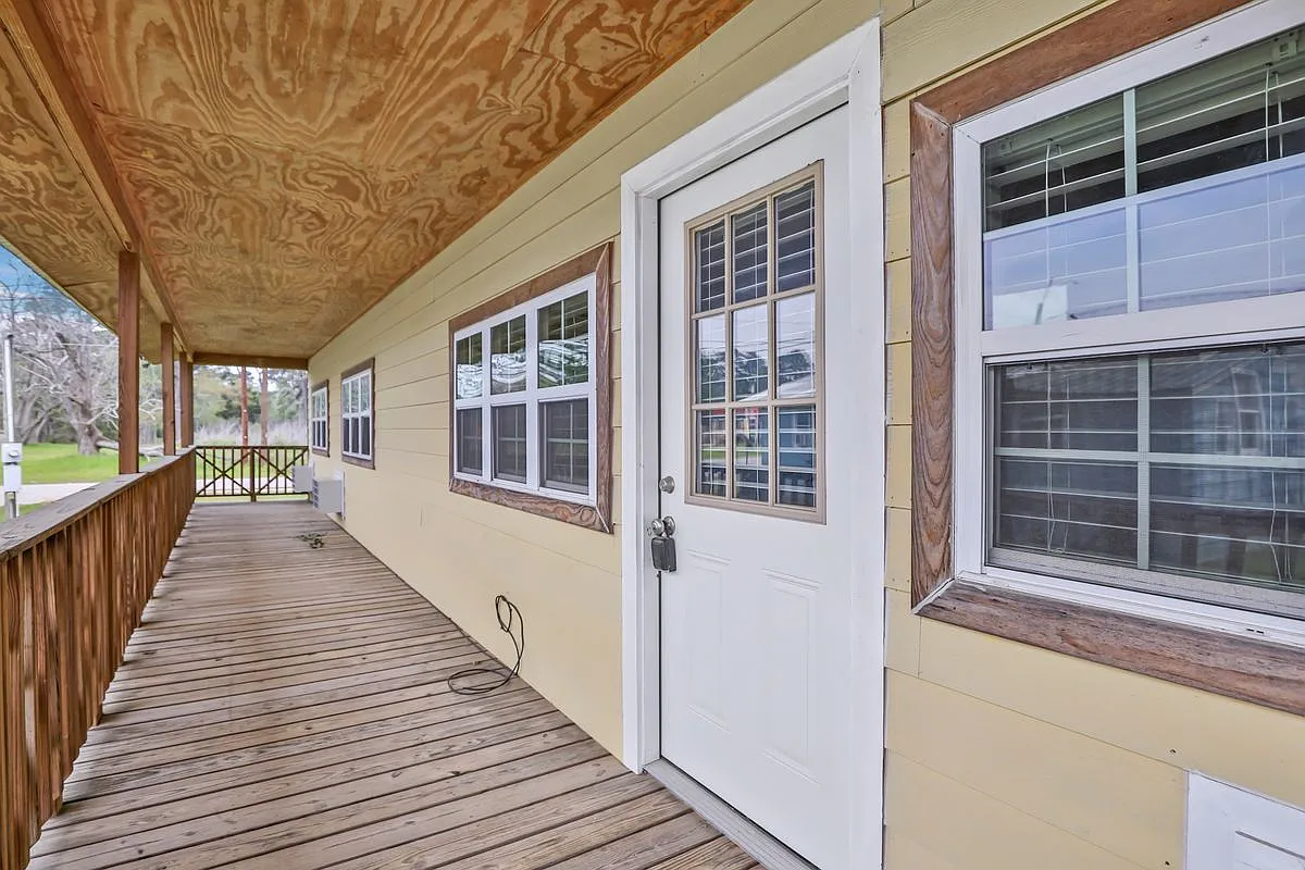 2 bed, 1.0 bath, 715 sqft, $1,350 — Photo 2