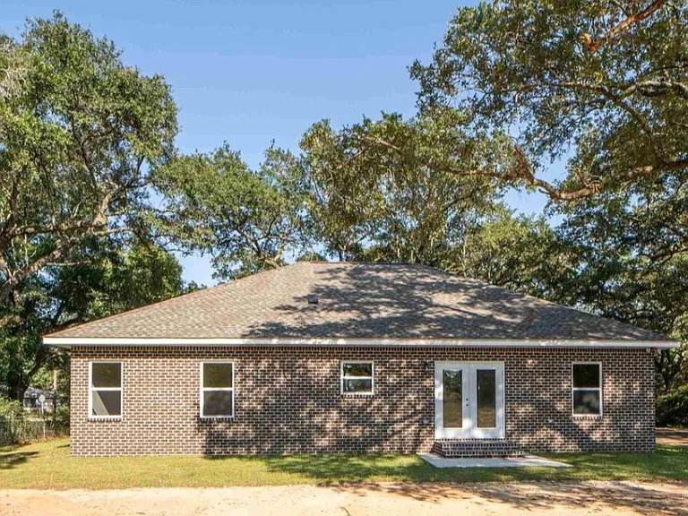 4521 Oak Forest Dr — Photo 3