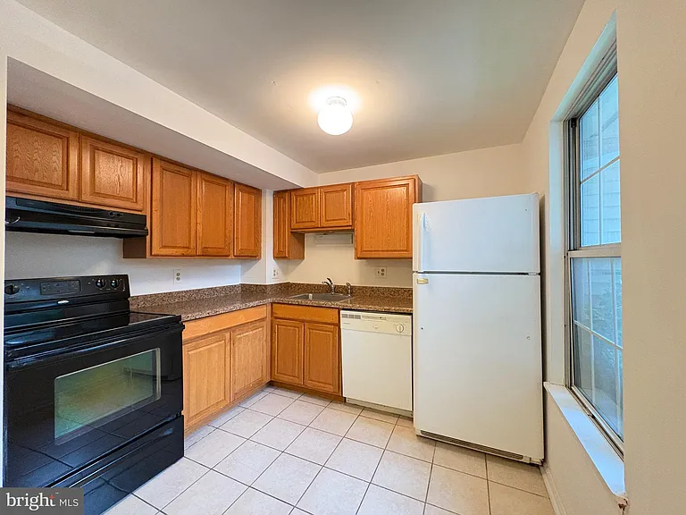 8316 Felsted Ln — Photo 2