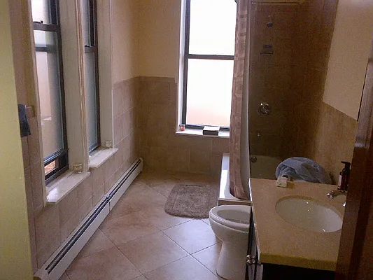 Rented by Flateau Realty | media 27